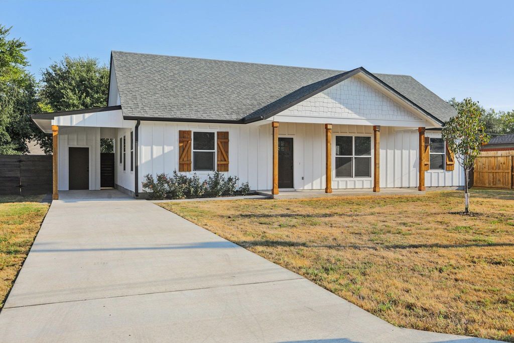 412 Persimmon ST, Bastrop, TX 78602