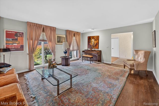 22262 Chatsford Circuit Street, Southfield, MI 48034