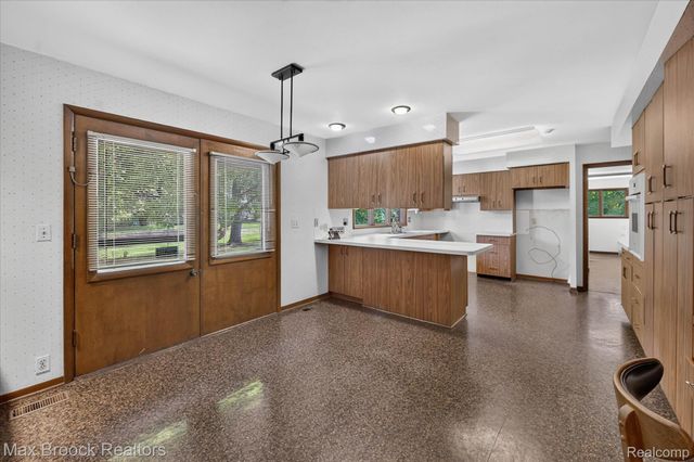22262 Chatsford Circuit Street, Southfield, MI 48034
