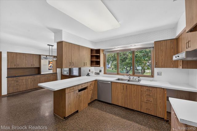 22262 Chatsford Circuit Street, Southfield, MI 48034