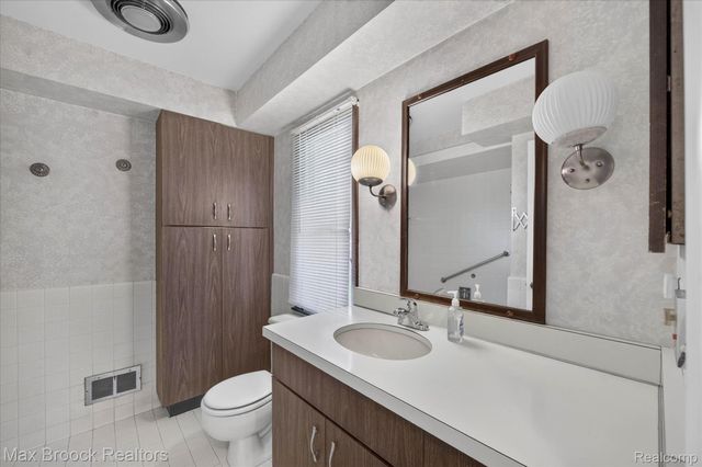 22262 Chatsford Circuit Street, Southfield, MI 48034