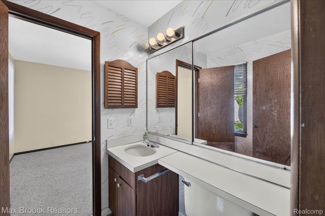 22262 Chatsford Circuit Street, Southfield, MI 48034