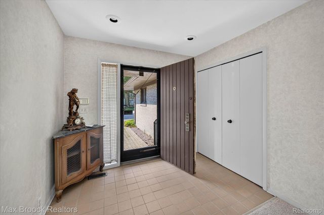 22262 Chatsford Circuit Street, Southfield, MI 48034