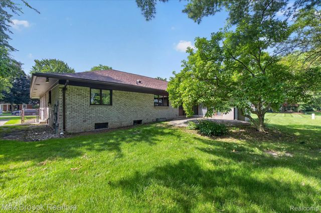 22262 Chatsford Circuit Street, Southfield, MI 48034