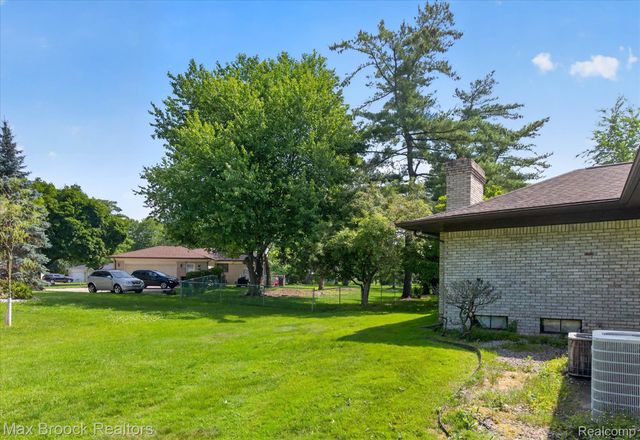 22262 Chatsford Circuit Street, Southfield, MI 48034