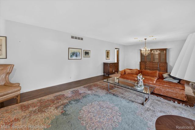 22262 Chatsford Circuit Street, Southfield, MI 48034