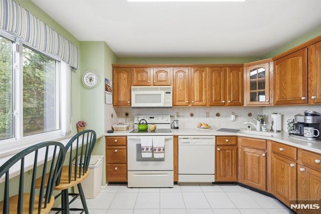 88 Metro Vista Drive, Hawthorne, NJ 07506