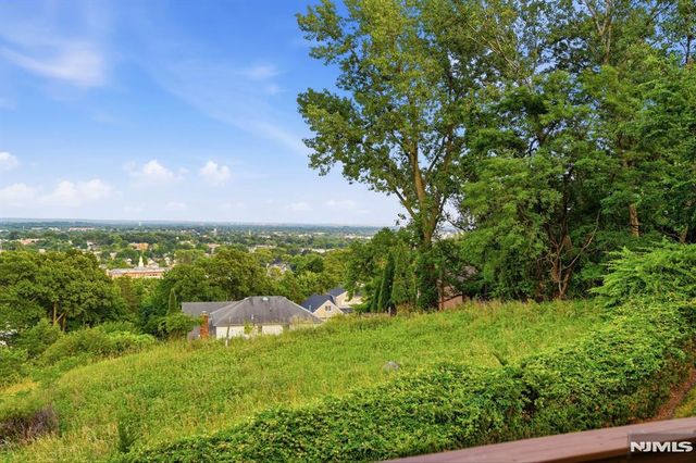 88 Metro Vista Drive, Hawthorne, NJ 07506