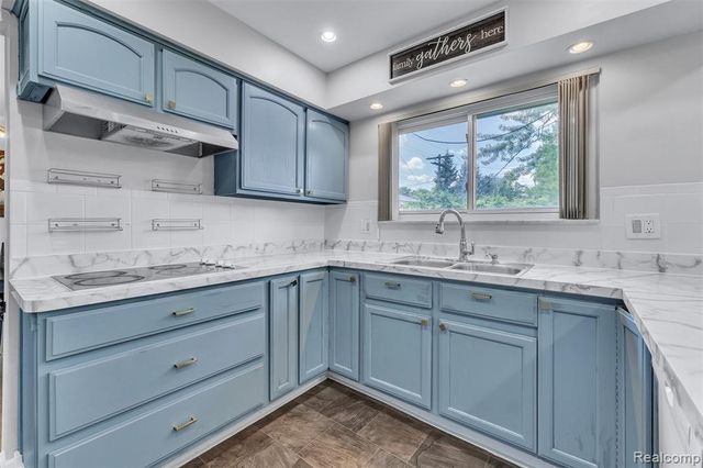 28595 San Carlos Street, Southfield, MI 48076