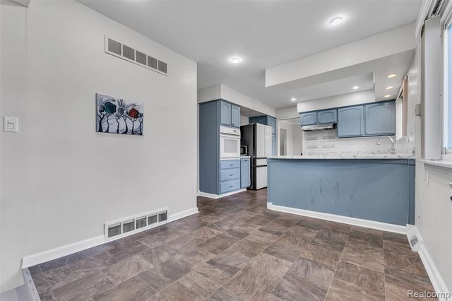 28595 San Carlos Street, Southfield, MI 48076