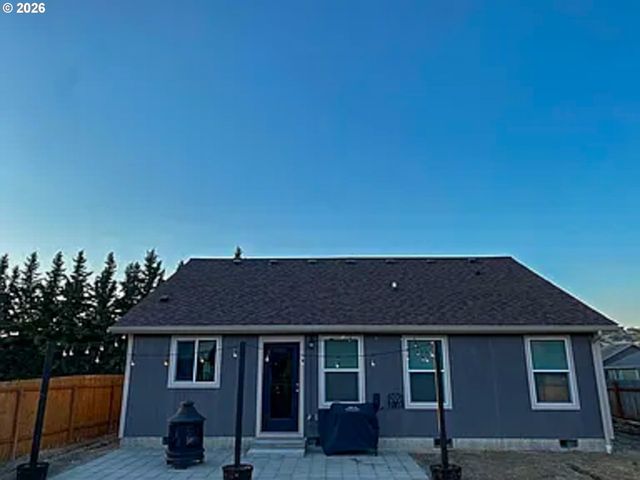165 COLLINS Rd, Winston, OR 97496
