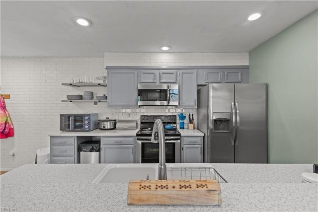 501 E Lake CIR, Chesapeake, VA 23322