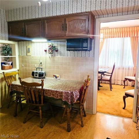 8201 Manorford Drive, Parma, OH 44129