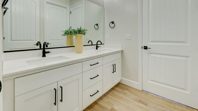 11206 N Via Ravenna Drive, Fresno, CA 93730