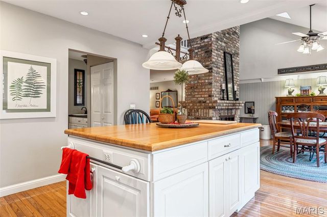 400 Conway Meadows Drive, Chesterfield, MO 63017