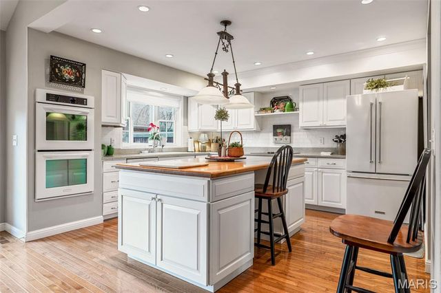 400 Conway Meadows Drive, Chesterfield, MO 63017