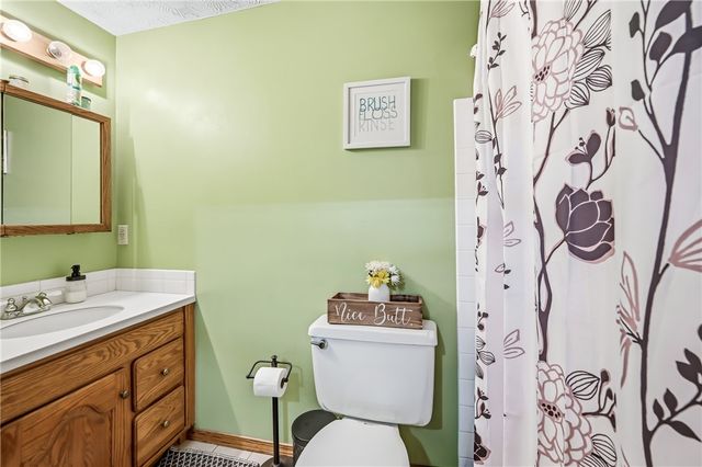 11 Clubhouse Dr, Shenango Twp, PA 16159