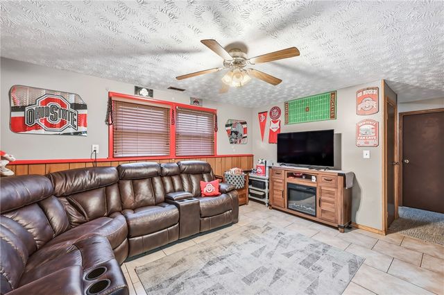 11 Clubhouse Dr, Shenango Twp, PA 16159