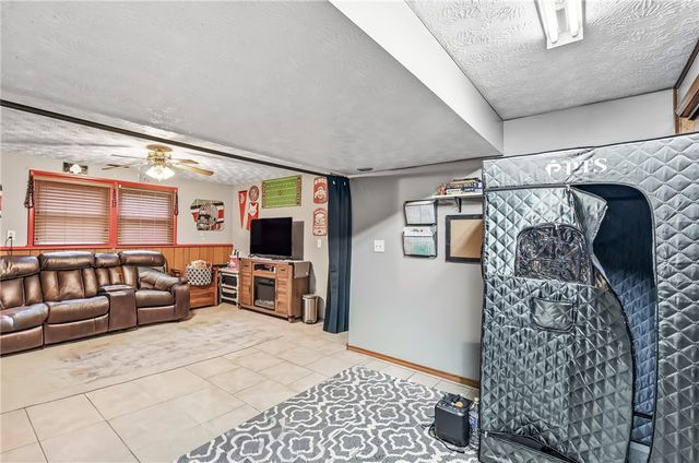 11 Clubhouse Dr, Shenango Twp, PA 16159