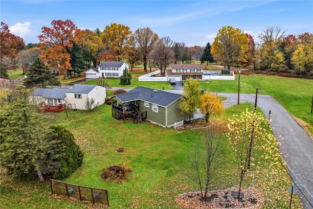 11 Clubhouse Dr, Shenango Twp, PA 16159