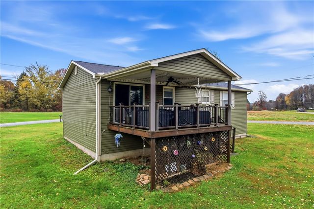 11 Clubhouse Dr, Shenango Twp, PA 16159