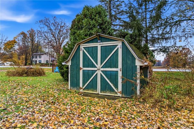 11 Clubhouse Dr, Shenango Twp, PA 16159