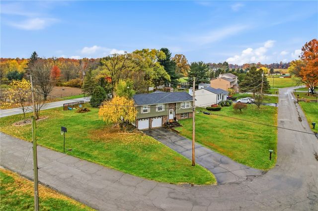 11 Clubhouse Dr, Shenango Twp, PA 16159