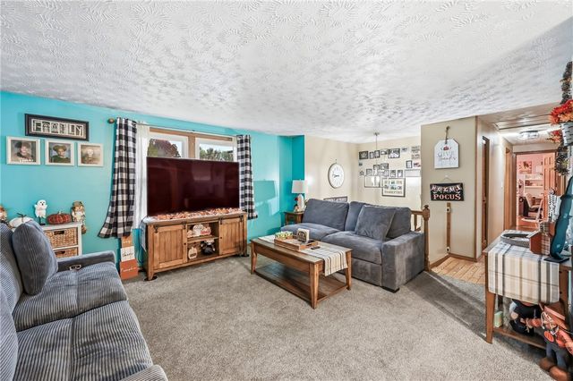 11 Clubhouse Dr, Shenango Twp, PA 16159