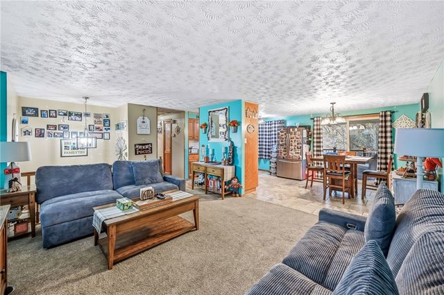 11 Clubhouse Dr, Shenango Twp, PA 16159