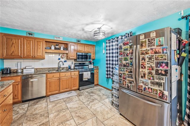 11 Clubhouse Dr, Shenango Twp, PA 16159