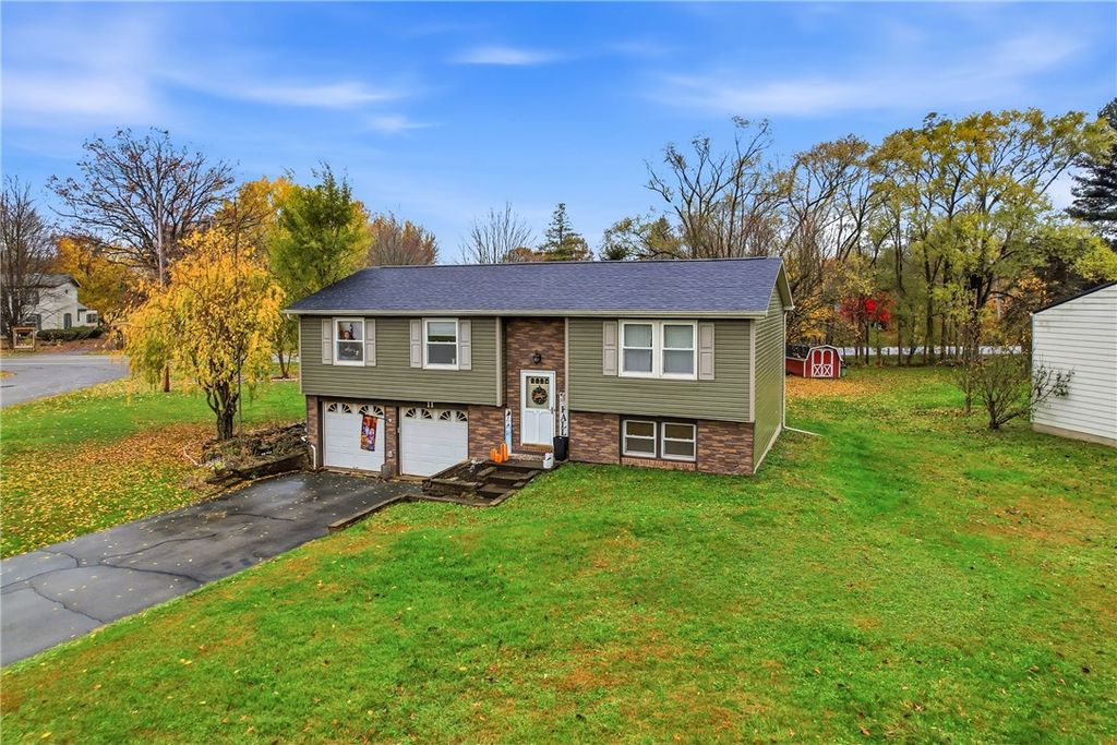 11 Clubhouse Dr, Shenango Twp, PA 16159