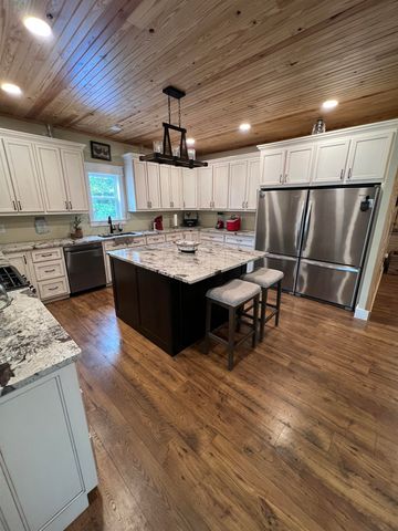 5205 HAMBURG RD, Michie, TN 38357