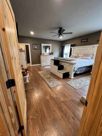 5205 HAMBURG RD, Michie, TN 38357