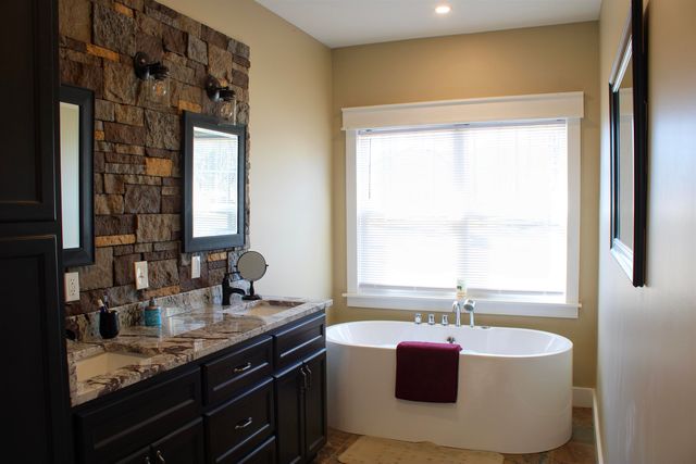 5205 HAMBURG RD, Michie, TN 38357