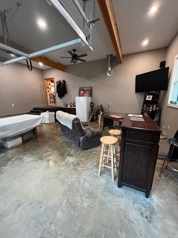 5205 HAMBURG RD, Michie, TN 38357