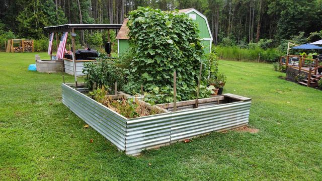 5205 HAMBURG RD, Michie, TN 38357