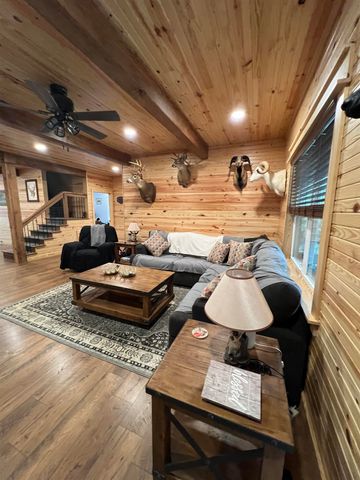 5205 HAMBURG RD, Michie, TN 38357