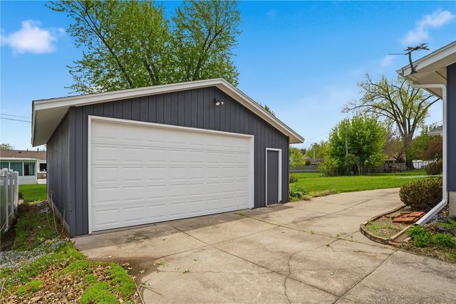 284 Indiandale Road SE, Cedar Rapids, IA 52403