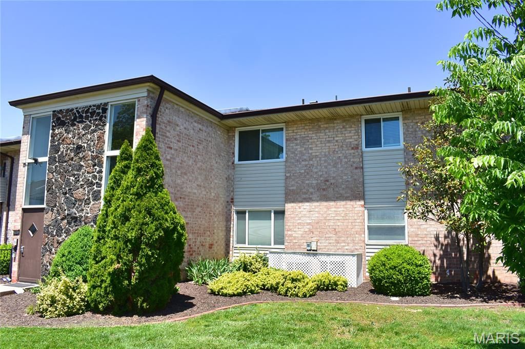 10003 Sakura Drive D, St Louis, MO 63128
