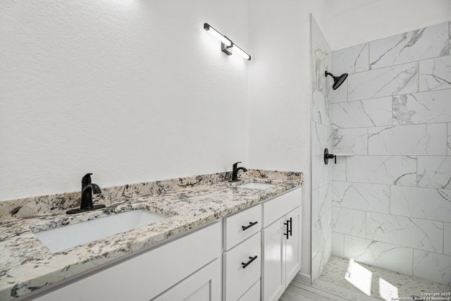 1130 Greenhill Dr, Canyon Lake, TX 78133
