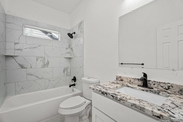 1130 Greenhill Dr, Canyon Lake, TX 78133