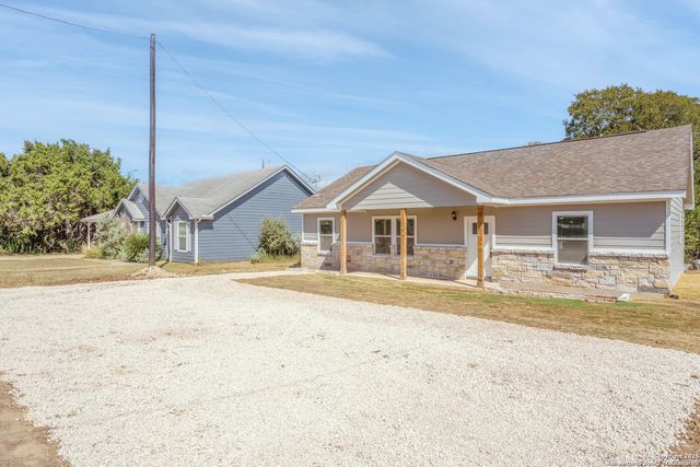 1130 Greenhill Dr, Canyon Lake, TX 78133