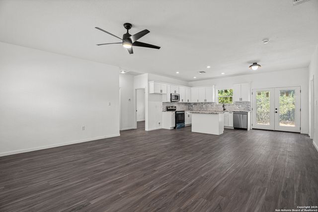 1130 Greenhill Dr, Canyon Lake, TX 78133