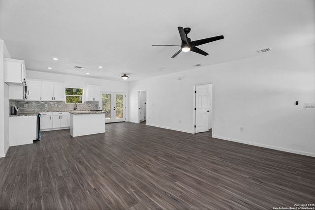 1130 Greenhill Dr, Canyon Lake, TX 78133