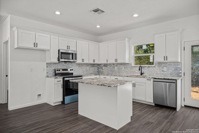 1130 Greenhill Dr, Canyon Lake, TX 78133