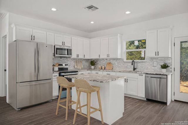 1130 Greenhill Dr, Canyon Lake, TX 78133
