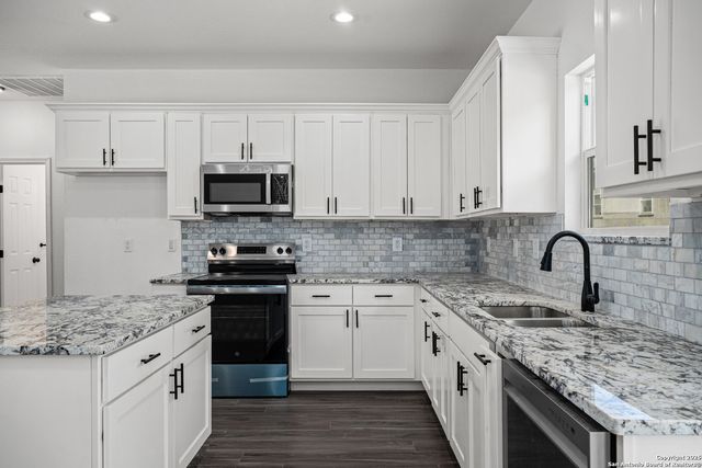 1130 Greenhill Dr, Canyon Lake, TX 78133