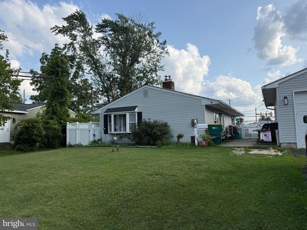 6 IDLEWILD RD, Levittown, PA 19057