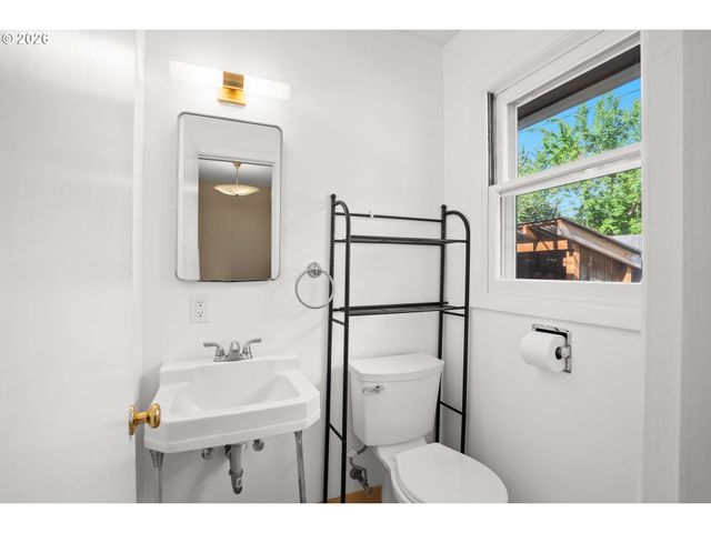 8850 Sw RAMBLER Ln, Portland, OR 97223