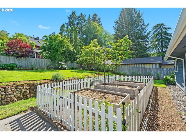 8850 Sw RAMBLER Ln, Portland, OR 97223